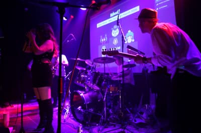 Furya live at Cinetol, Amsterdam: Işınsu S., vocals; Emrah O., saxophone/clarinet; Özgür D., drums/percussion; Onur E., guitar (electric/acoustic)